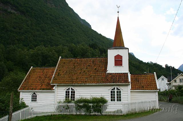 Norwegia (2749a).JPG - Norwegia - najmniejszy kościół w Undredal